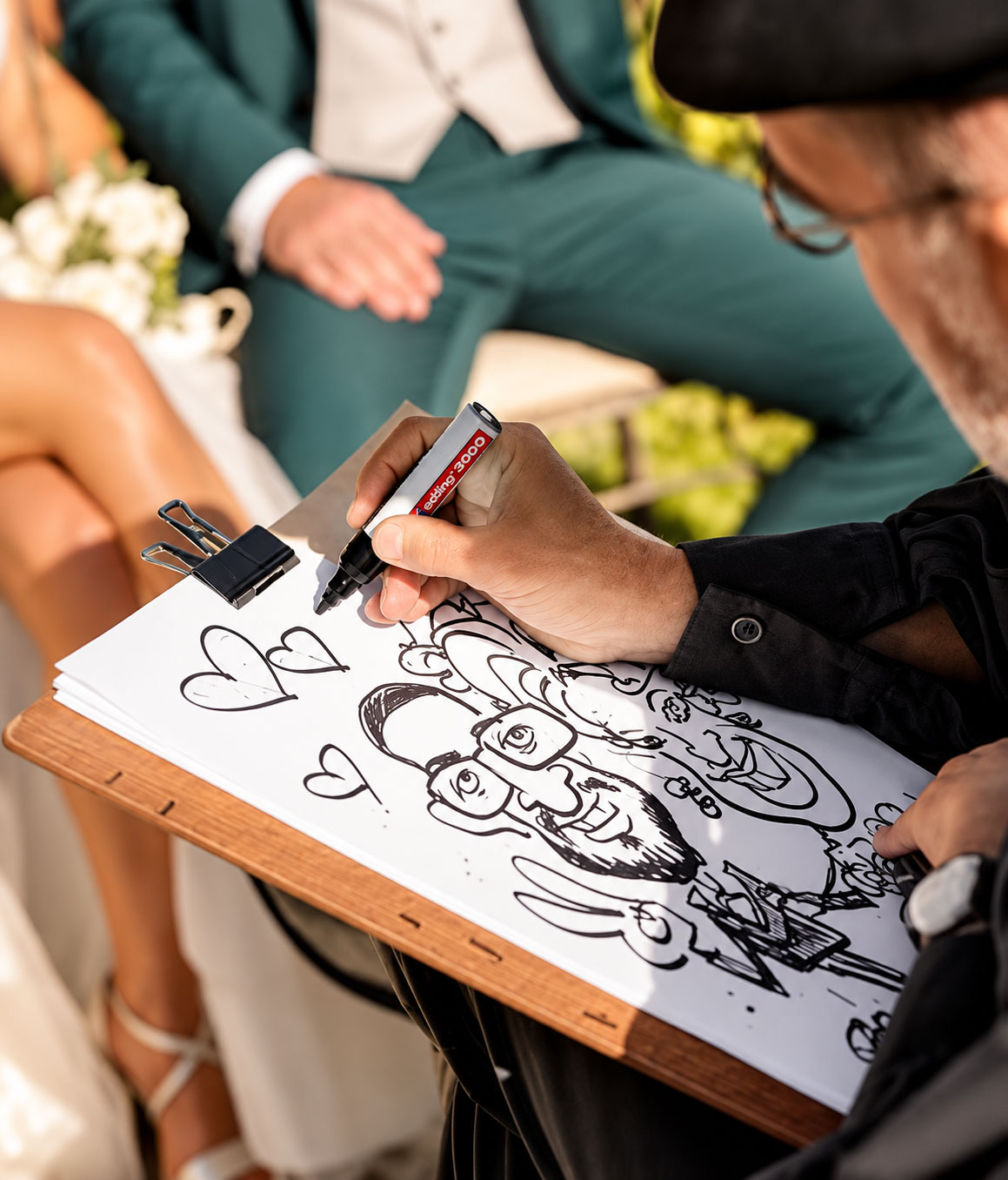 Caricaturista profesional dibujando en directo en una boda en Barcelona