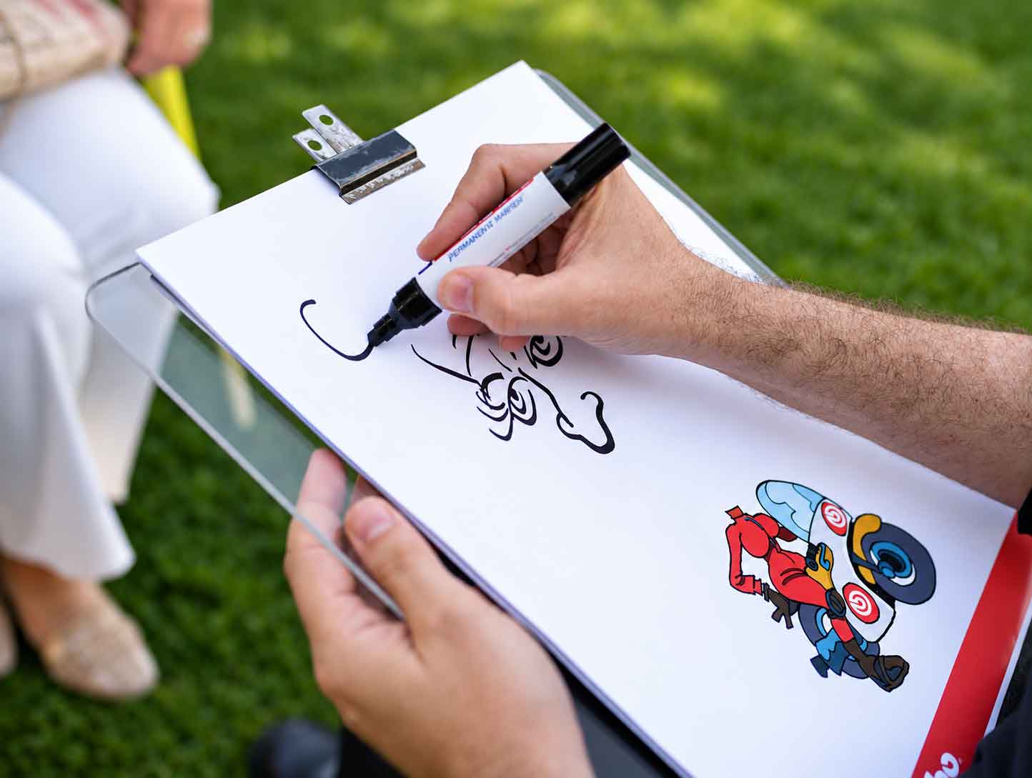 Caricaturista dibujando en directo durante una fiesta en Barcelona
