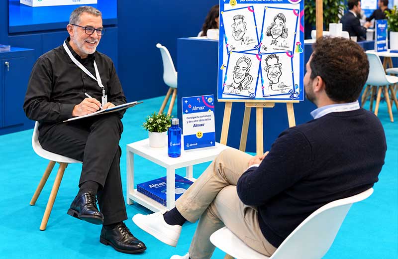 Caricaturistas para stands y ferias en Barcelona realizando caricaturas en directo